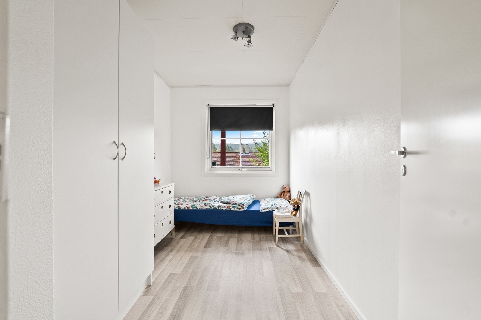 Soverom 2. Boligen har tre fine soverom samlet på samme plan, noe som er en praktisk og familievennlig løsning. Galleribilde