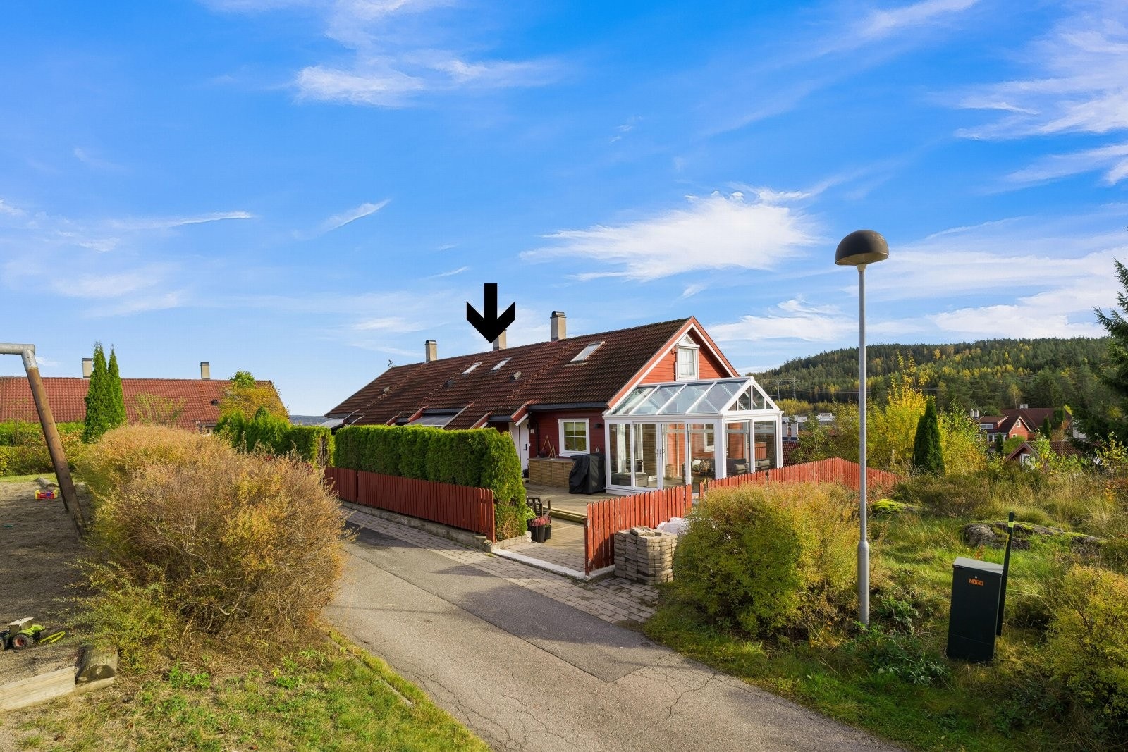 Eiendommen ligger i et rolig, ettertraktet og meget barnevennlig boligområde på Skytta. Ca. 100 meter fra Lillomarka, med flere populære badeplasser i gangavstand og utmerkede forhold for sykling. Galleribilde