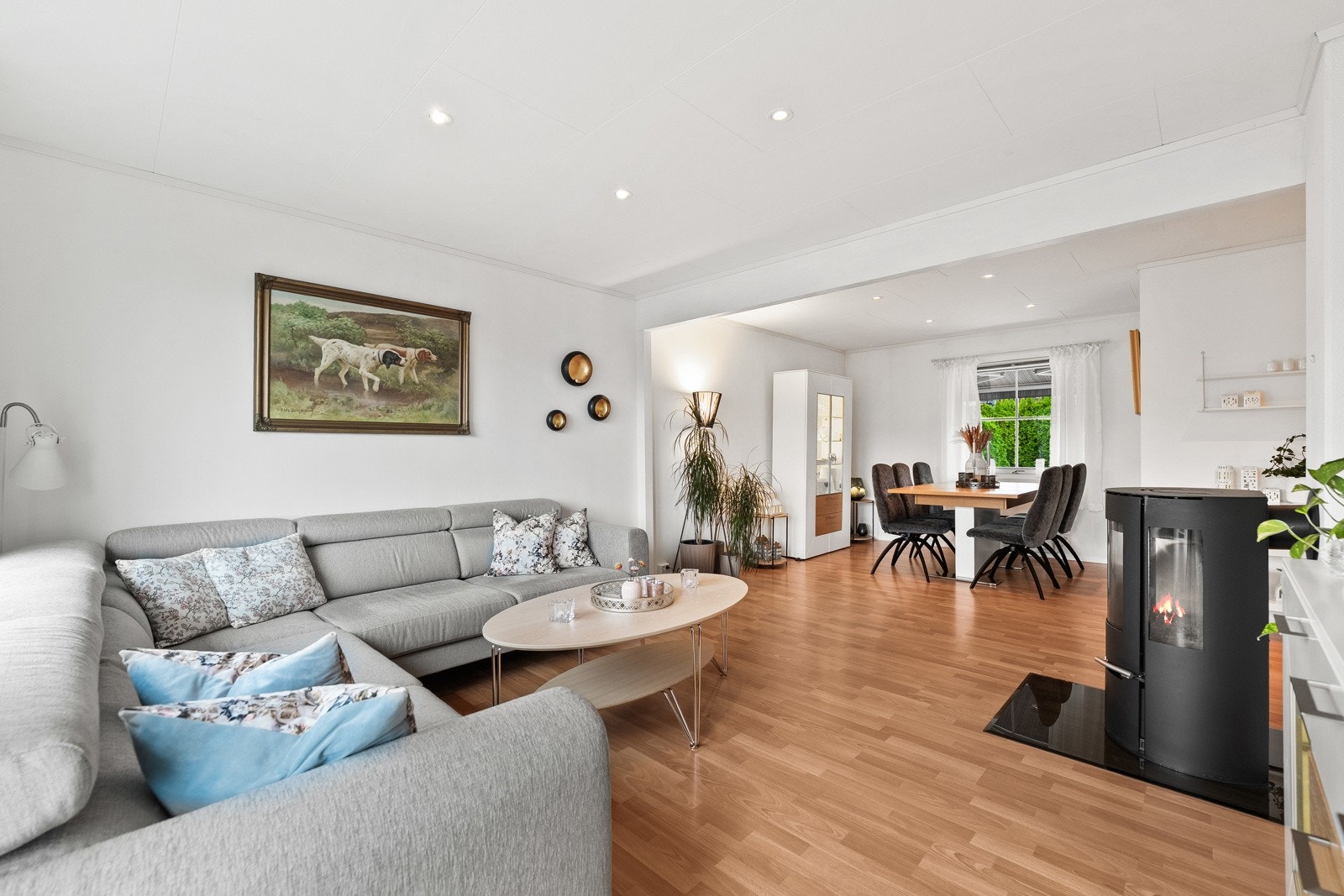 Det er god plass til både sofagruppe og spiseplass, og rommet legger til rette for hyggelige samlingspunkter for familie og gjester. Galleribilde