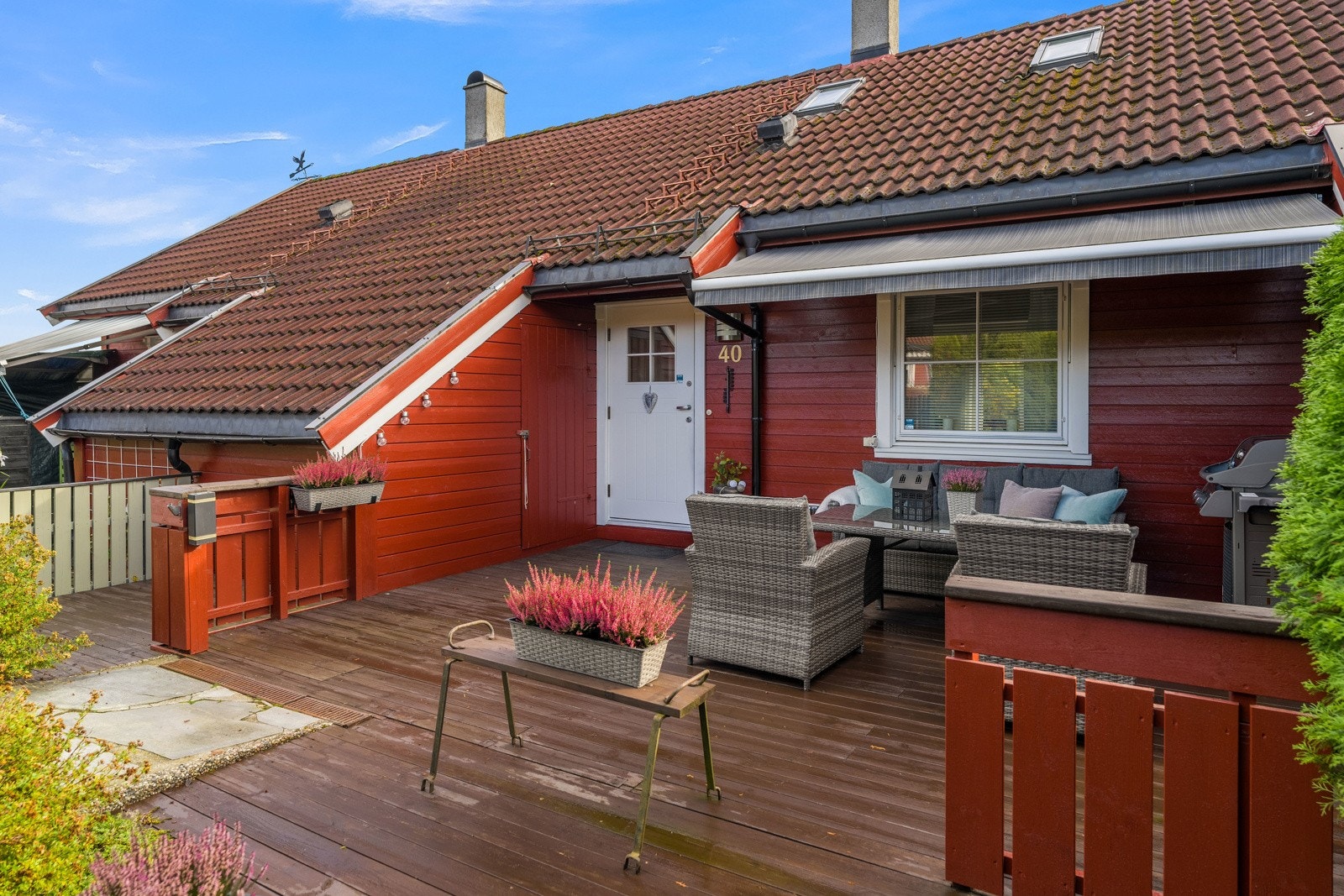 Kjell Olav Bårdseng viser deg denne flotte boligen i Porsveien 40. Meget innbydende og innholdsrik bolig 100 meter fra Lillomarka. Flott kjøkken og delikat bad. Garasje i rekke. Galleribilde