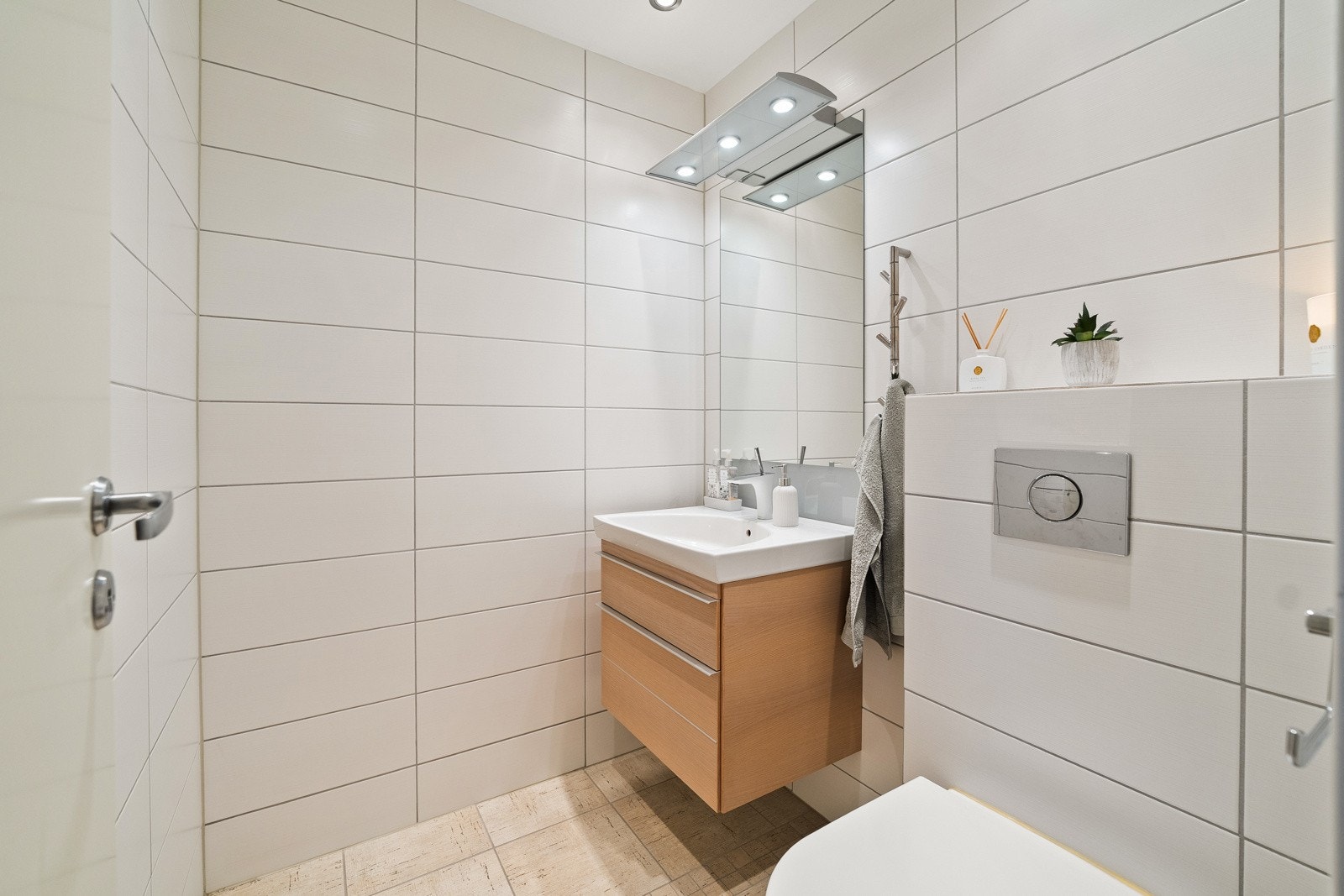 Eget toalettrom ved entréen. Galleribilde