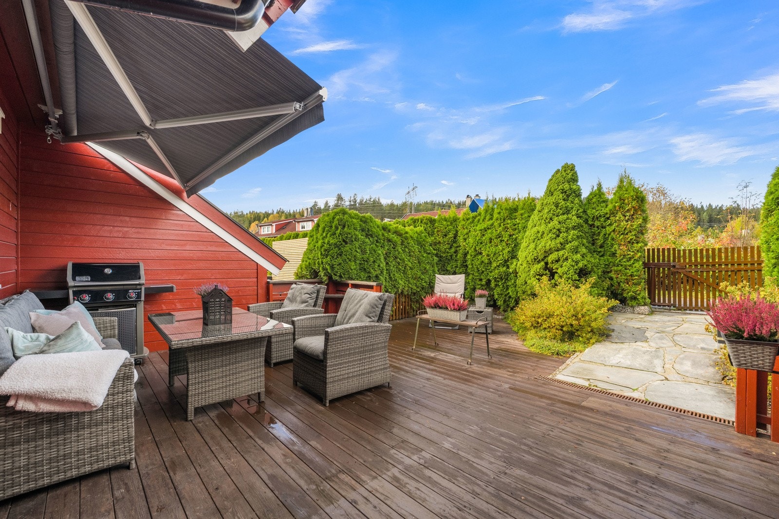 Skjermed og koselig terrasseplatting i trekonstruksjon i tilknytning til boligens inngangsparti. Ca. 35 kvm. Galleribilde