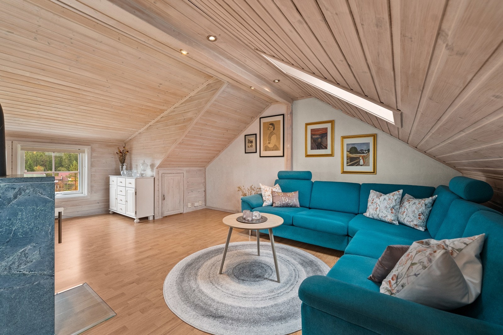 Innredet rom. Lagringsplass på begge sider av rommet. Galleribilde