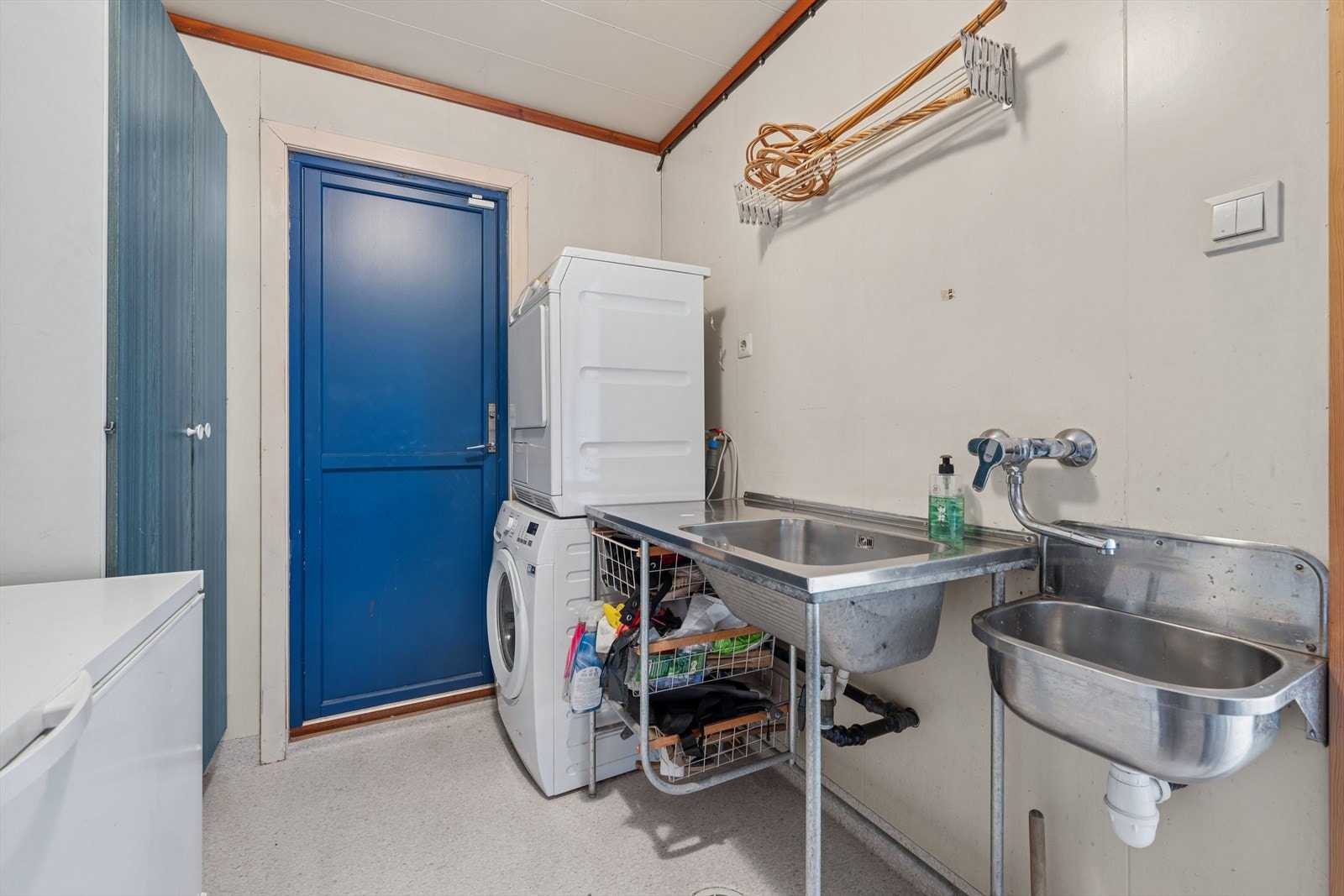 Vaskerom utstyrt med innredning med nedfelt servant samt opplegg for vaskemaskin. Galleribilde