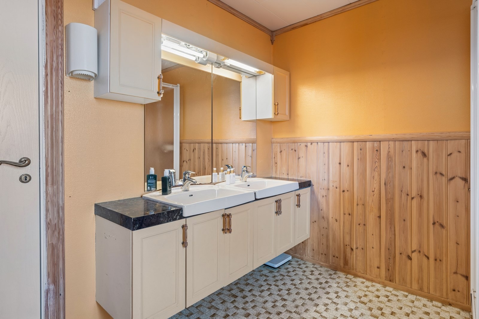 Badet er fra byggeår og har flislagt gulv med elektriske varmekabler. Galleribilde