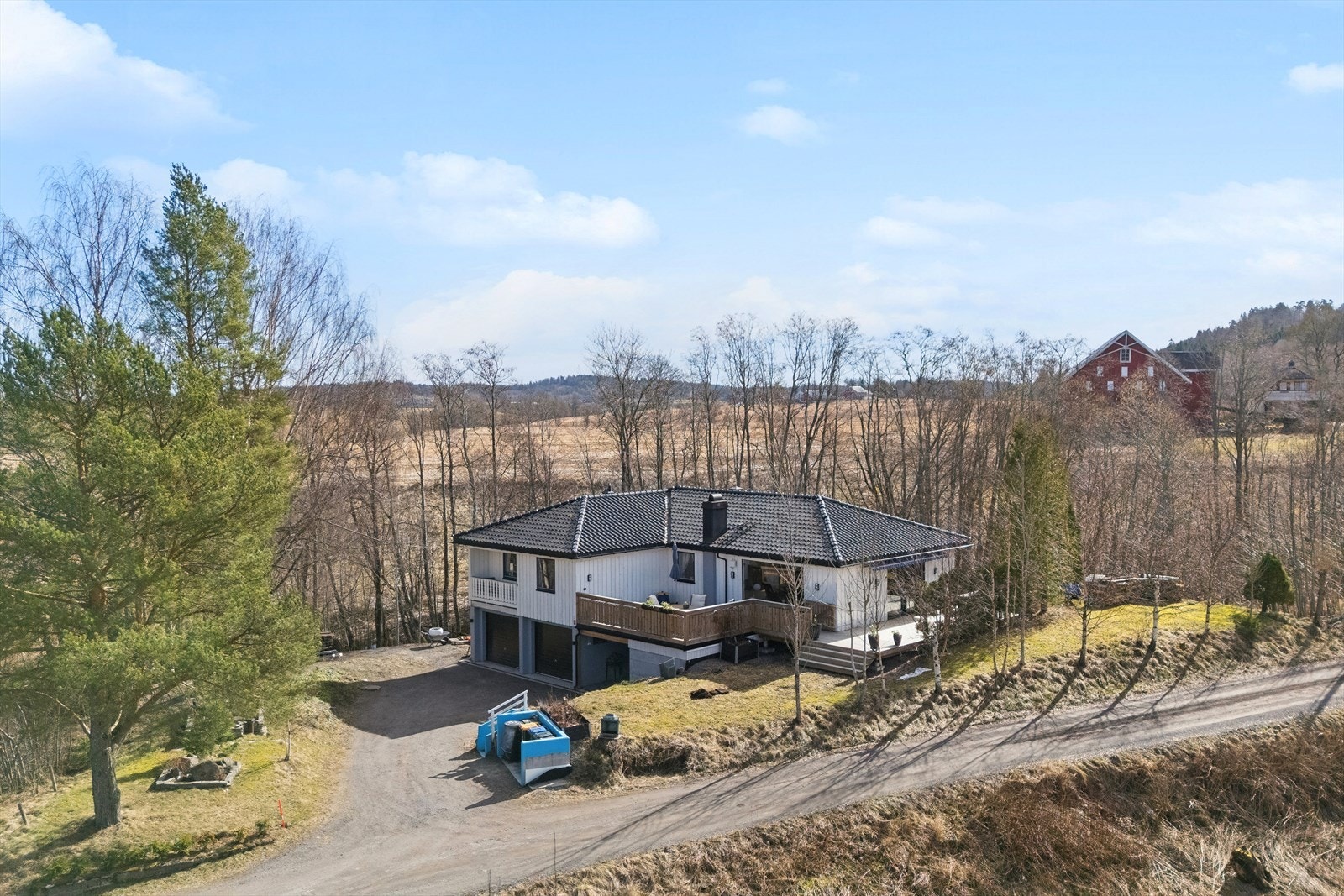 Denne eiendommen ligger i et rolig og landlig område, med kort avstand til skole og idrettsanlegg. Galleribilde