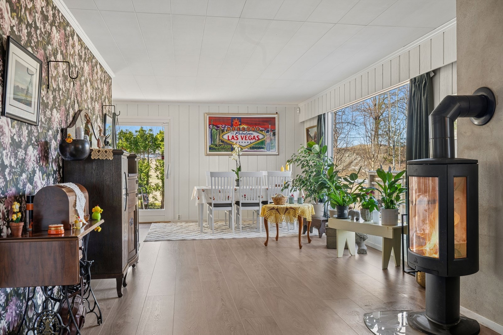 I stuen er det vedovn som bidrar til varme året rundt. Galleribilde