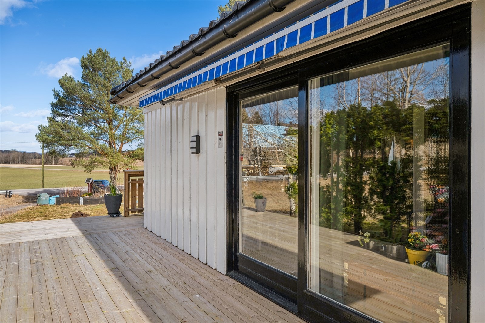 Fra stuen er det utgang til en stor terrasse på ca. 55 kvm. Galleribilde