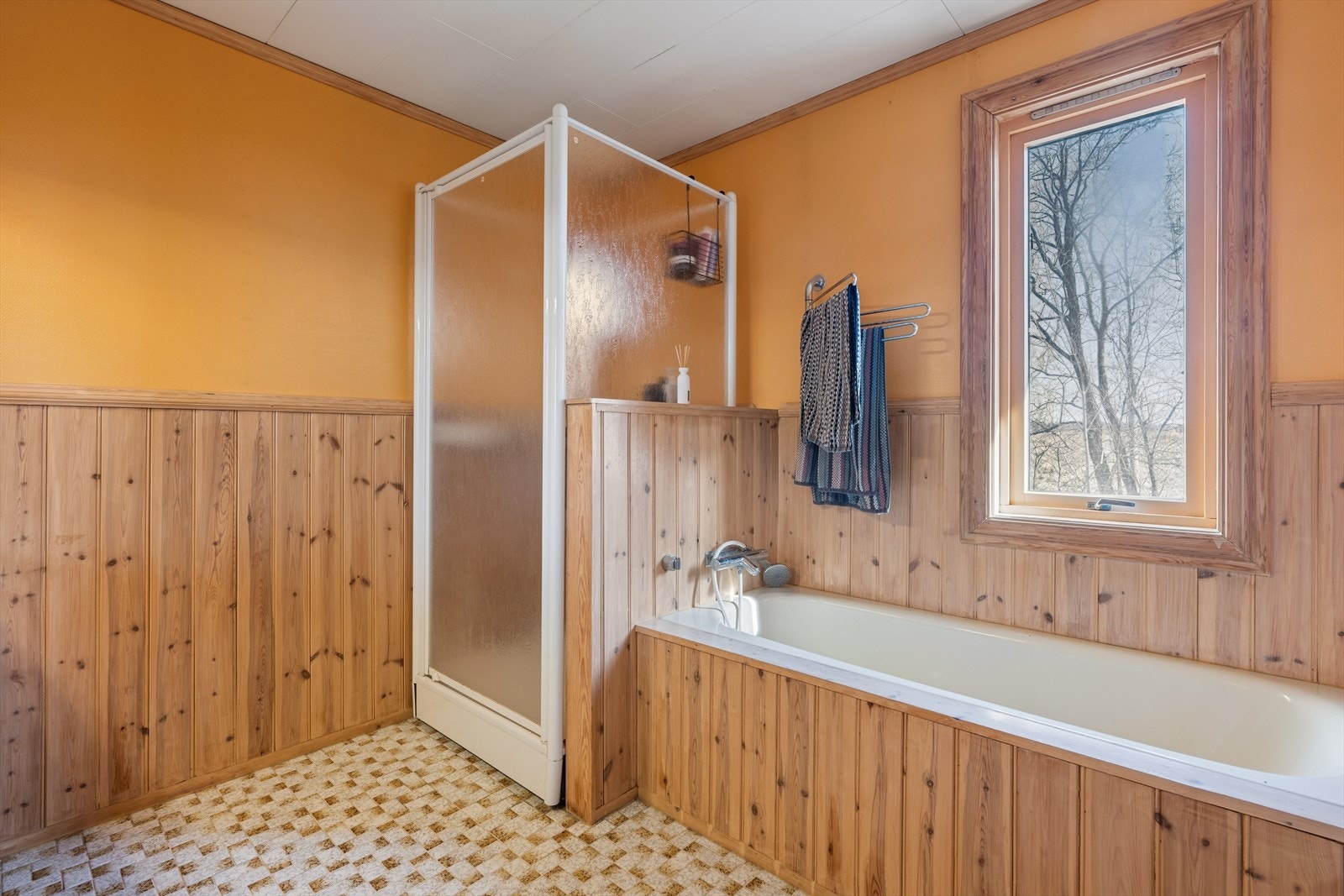 Badet er innredet med to nedfelte servanter, dusjkabinett og badekar. Galleribilde