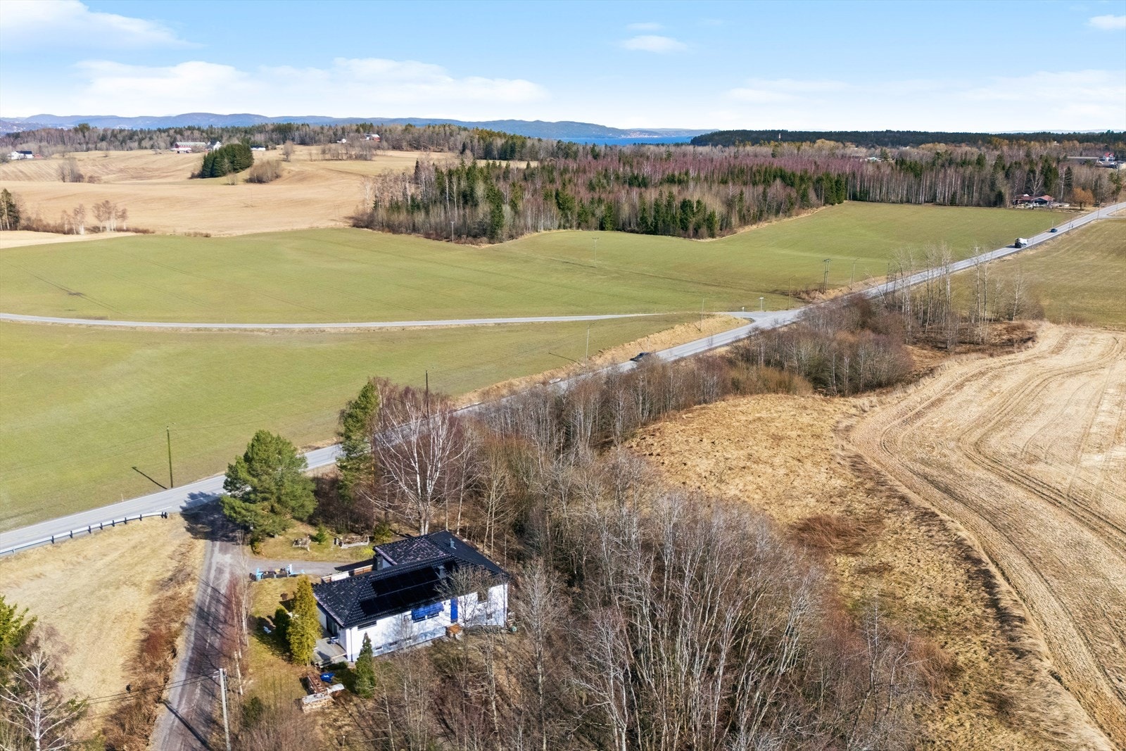 Stedet er perfekt for deg som ønsker å bo i barnevennlige og rolige omgivelser, tett på naturen, samtidig som du har korte avstander til det en behøver i det daglige. Galleribilde