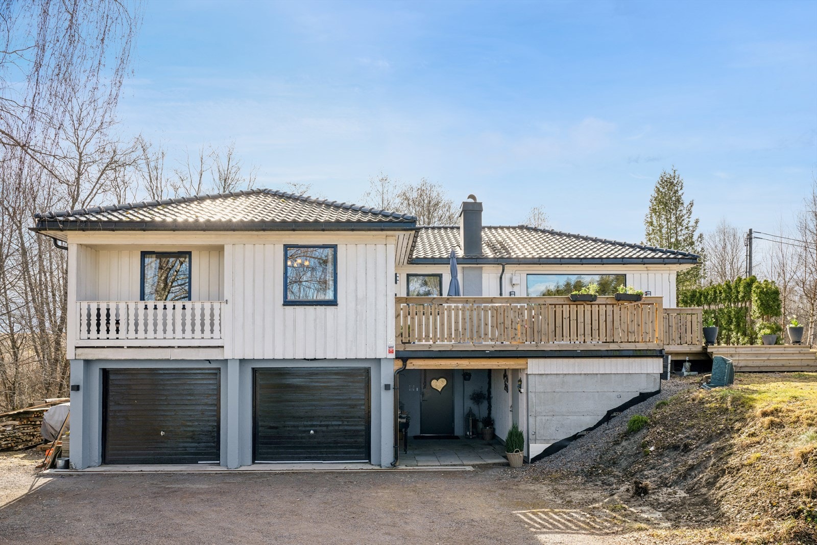 Eneboligen er innholdsrik og har en planløsning fordelt over to etasjer med to integrerte garasjer og stor terrasse. Galleribilde