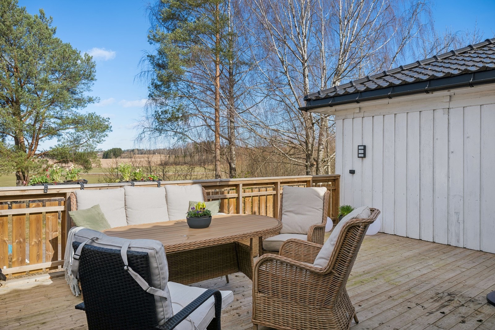 Her er det rikelig med plass til diverse utemøblementer og grill. Galleribilde
