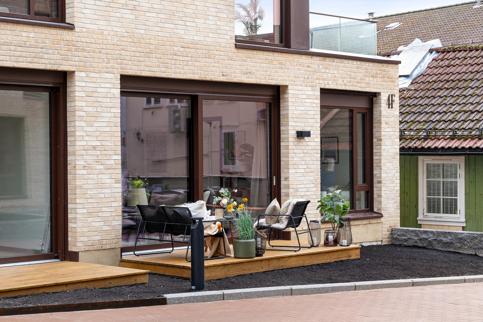Fra stuen er det utgang til terrasse på 5,5 kvm med ettermiddag/kveldssol. Galleribilde