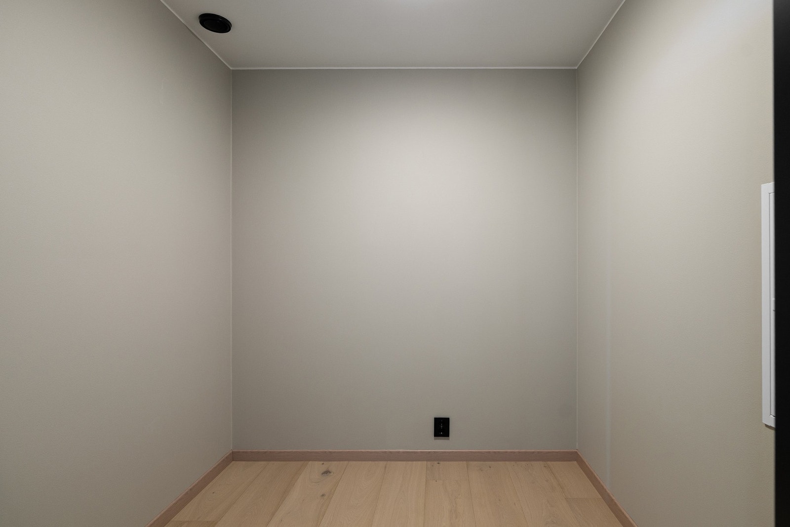 Fra soverommet er det inngang til en praktisk innvendig bod, perfekt walk-in-closet! Galleribilde