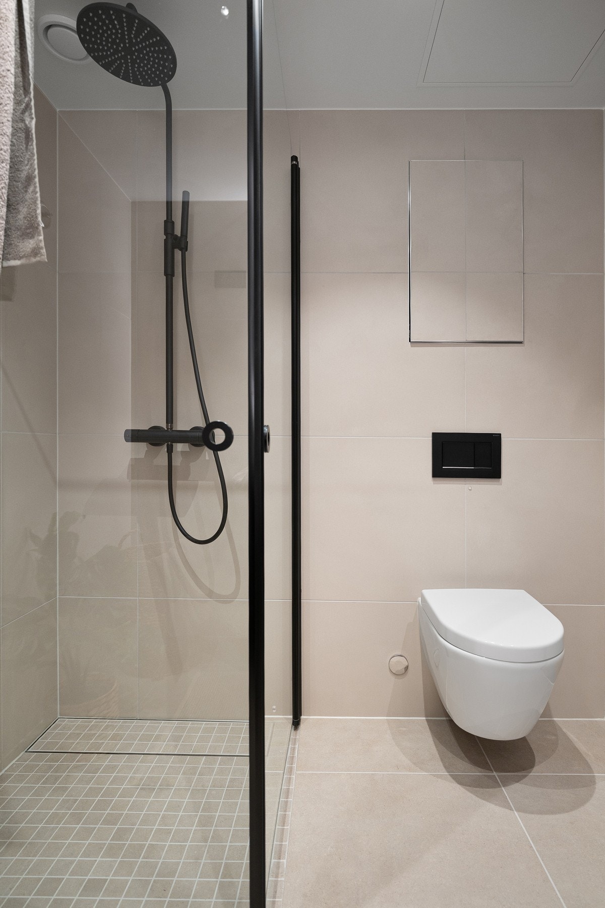 Dusjhjørne med dusjdører i herdet glass. Galleribilde