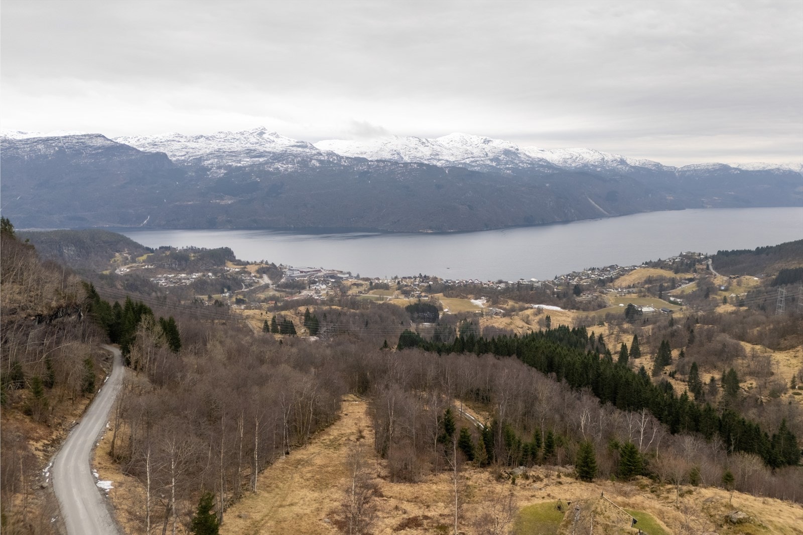 Sauda sentrum, som nås på rundt 10 minutter, tilbyr dagligvare, spisesteder og badeanlegg. Galleribilde
