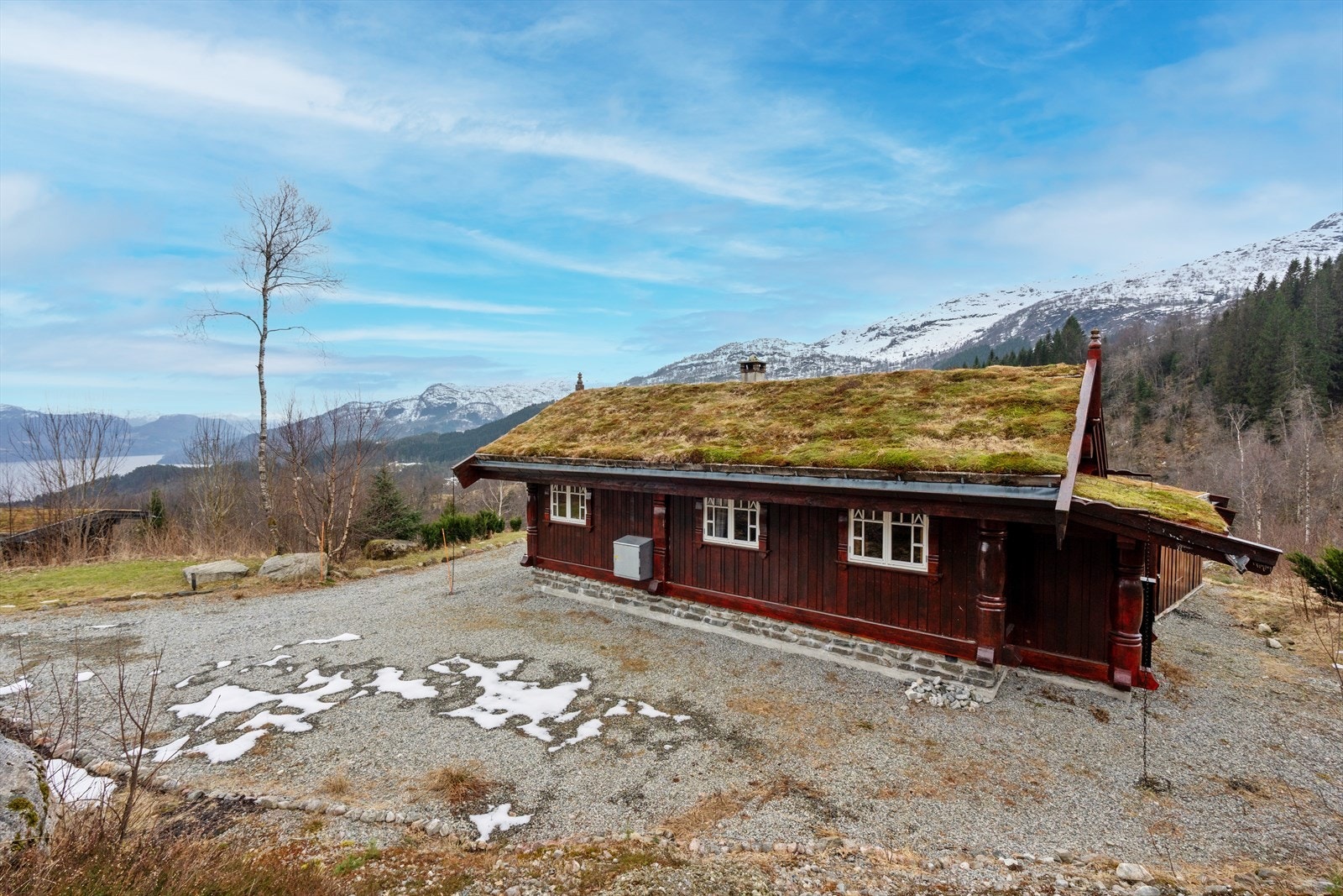 Hytta ligger flott til i terrenget, med byggegrunn av fjell. Galleribilde