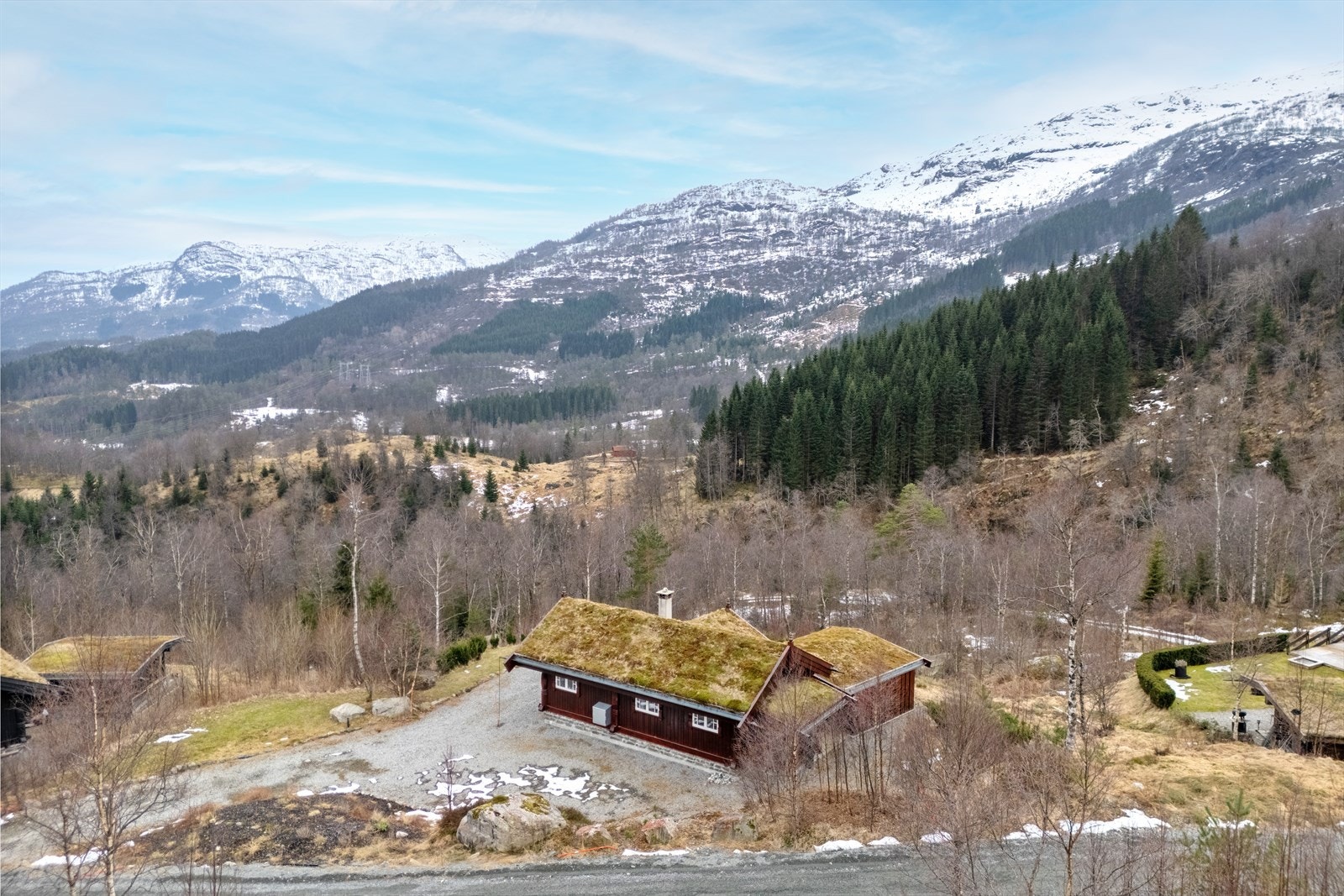 Hytta glir fint inn i det omkringliggende landskapet. Galleribilde