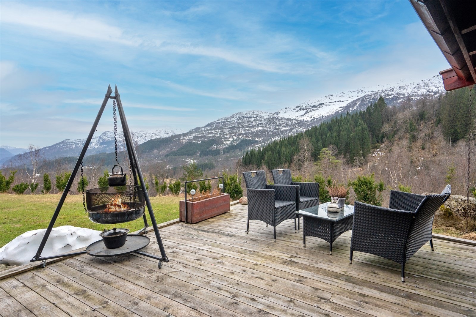 Uteplassen er et naturlig samlingspunkt, med en stor terrasse på 25 m² og flott utsikt over fjellandskapet. Galleribilde