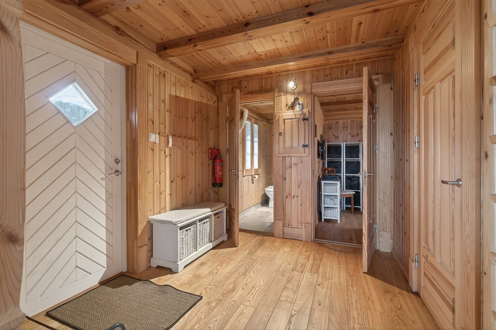 Velkommen inn. Entréen setter standarden med gjennomgående heltre materialer og furu fyllingsdører. Galleribilde
