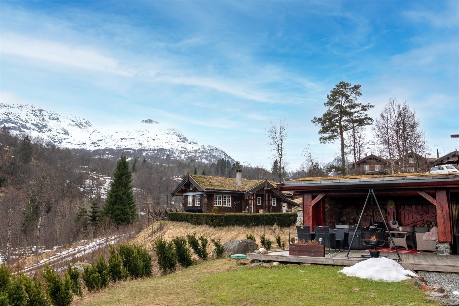 Hyttefeltet består av 16 hytter, alle oppført i laft eller stavlaft, noe som gir et helhetlig og tradisjonelt preg. Galleribilde