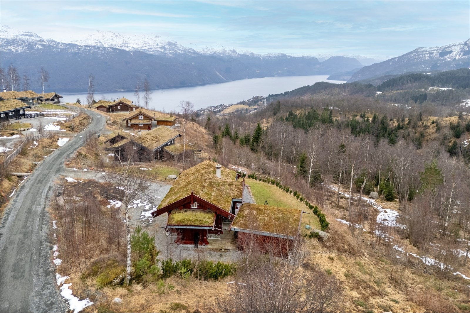 Utsikt mot fjorden og fjellene fra eiendommen. Galleribilde