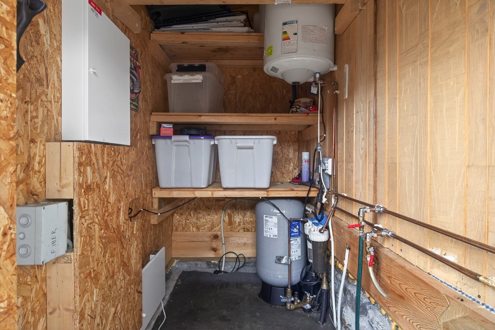 Teknisk rom med varmtvannstank på ca. 100 liter og privat vannanlegg fra eget borehull. Trykktank og bryter er nylig byttet. Galleribilde