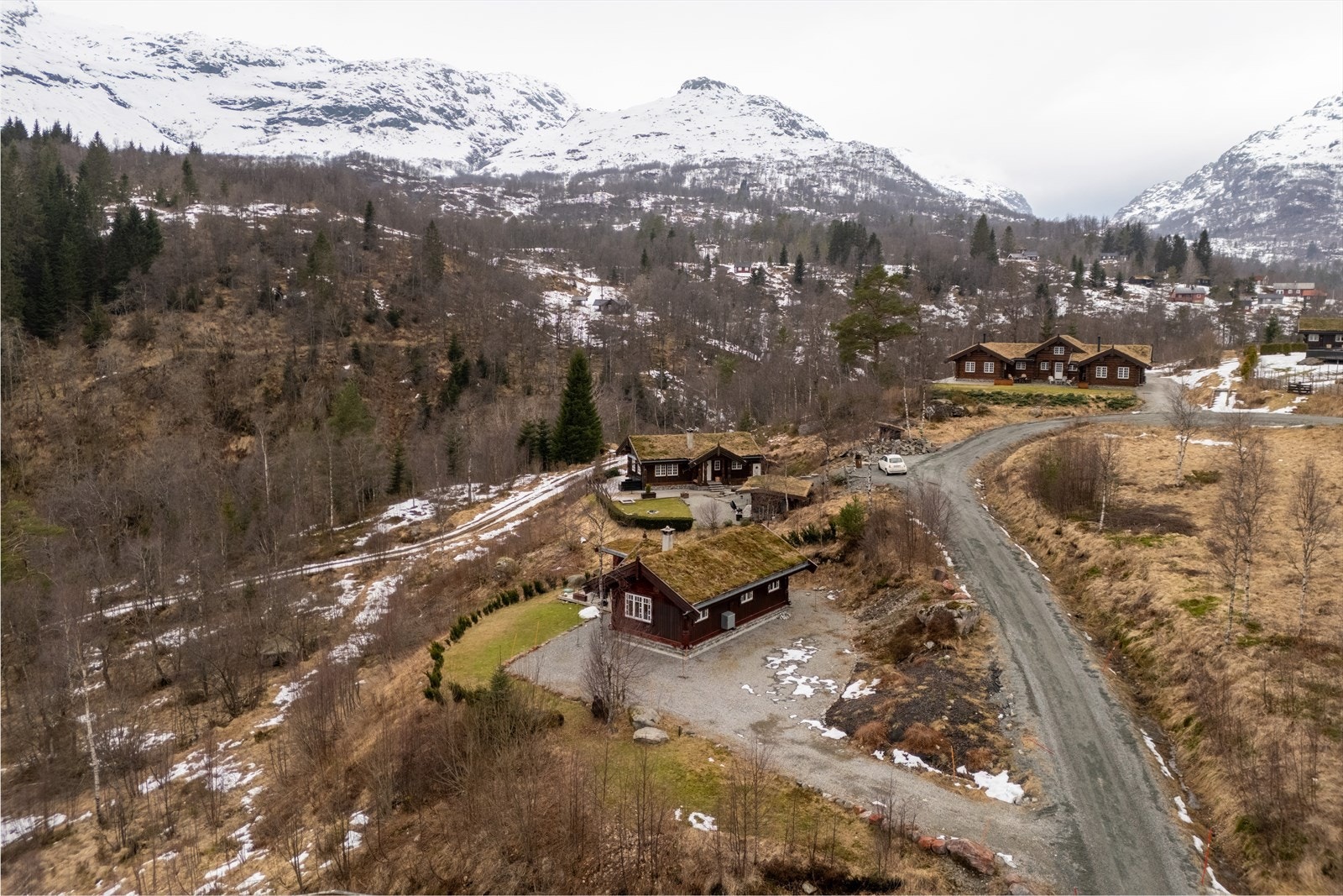 Hytta er tilknyttet privat vei, som er grusvei på selve hyttefeltet. Galleribilde