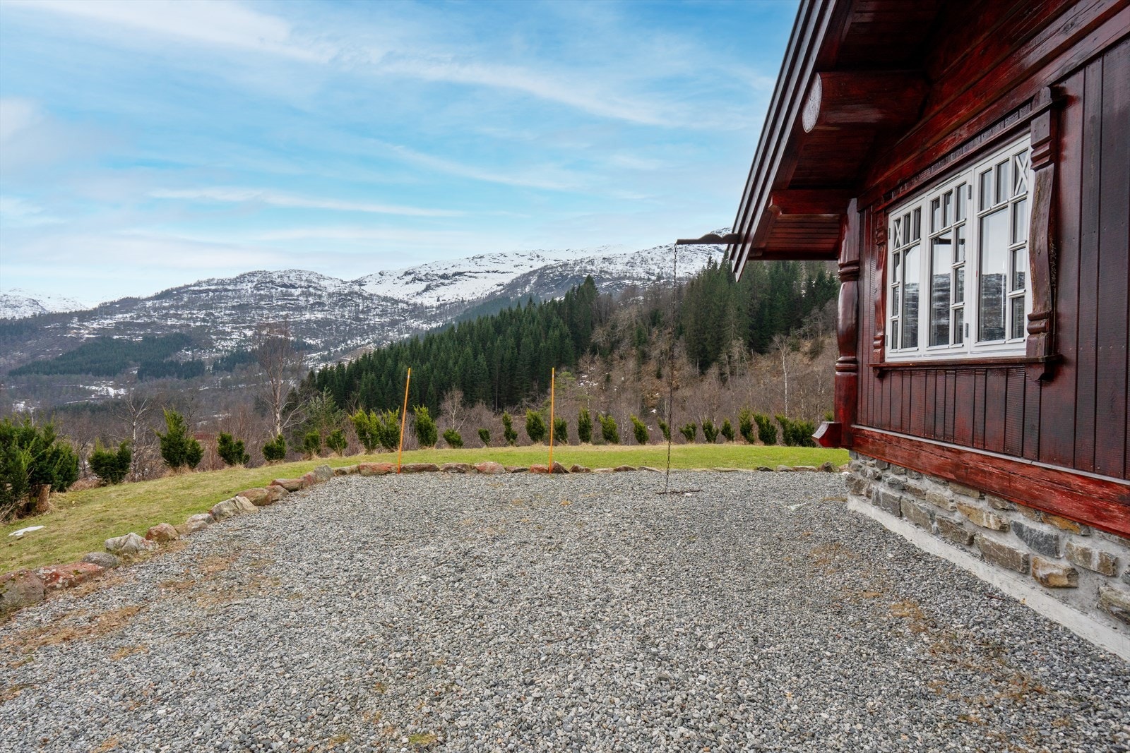 Det er god plass til parkering på tomten. Galleribilde