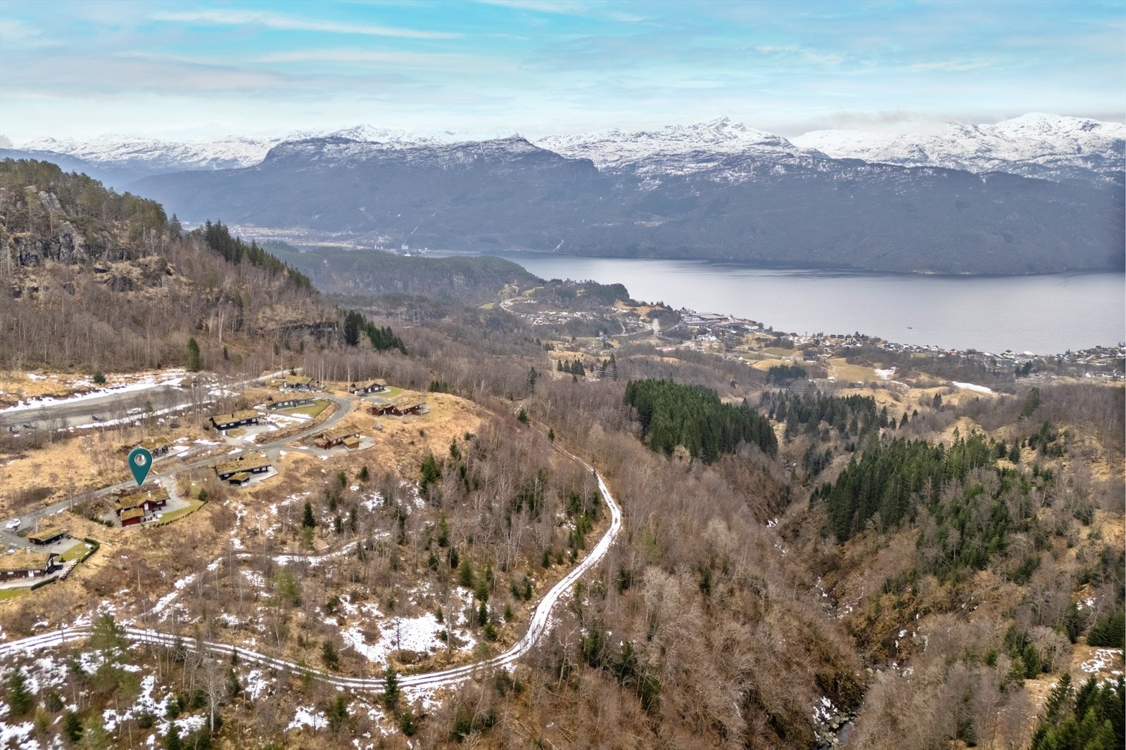 Beliggenheten er ideell, med kun 10 minutter til Sauda sentrum og ca. 15 minutter til Svandalen Skisenter. Galleribilde