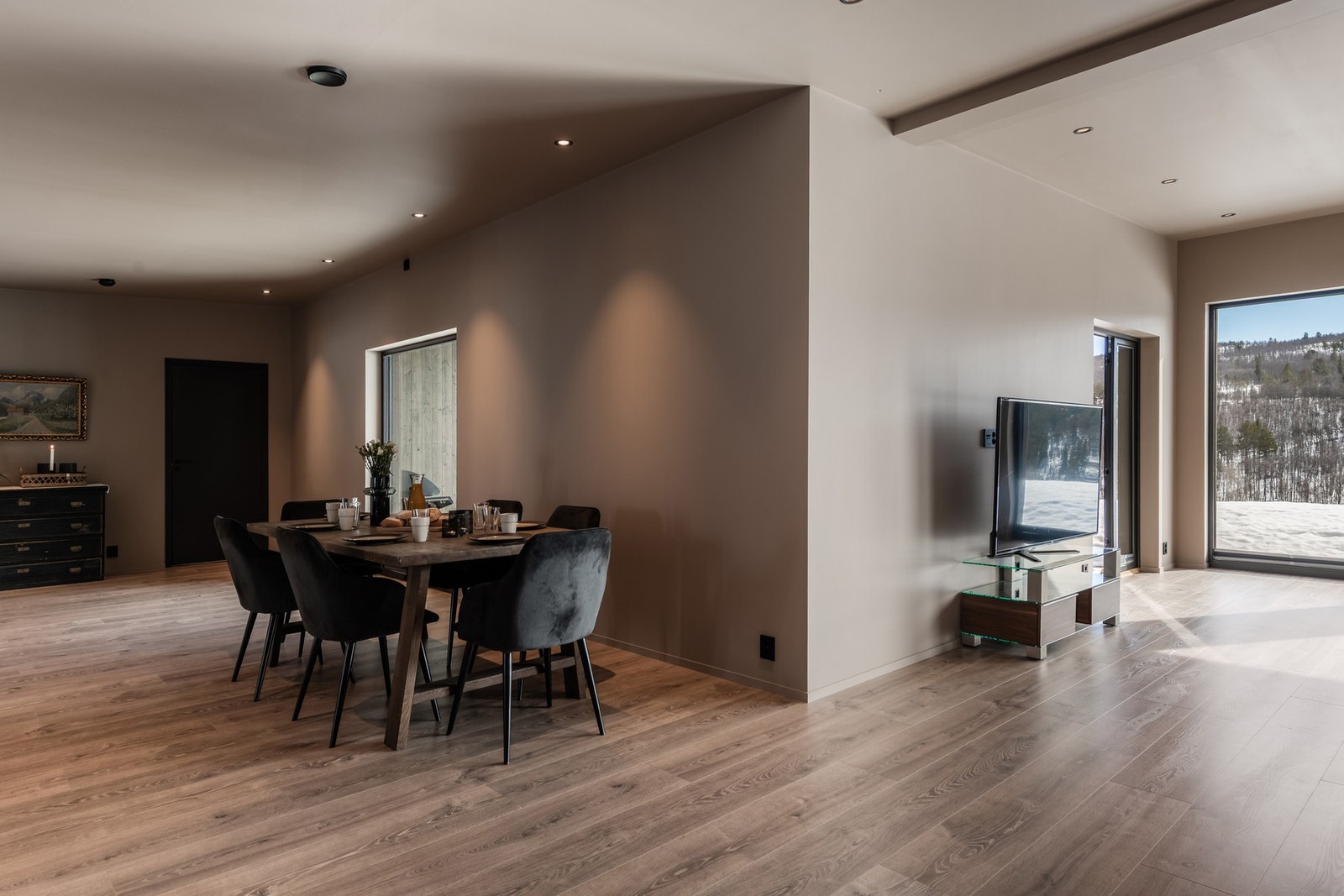 Rundt hjørnet finner du spisestuen Galleribilde