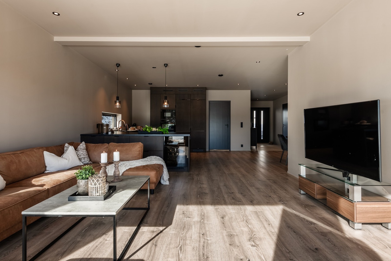 Praktisk, åpen løsning mellom kjøkken og stue Galleribilde