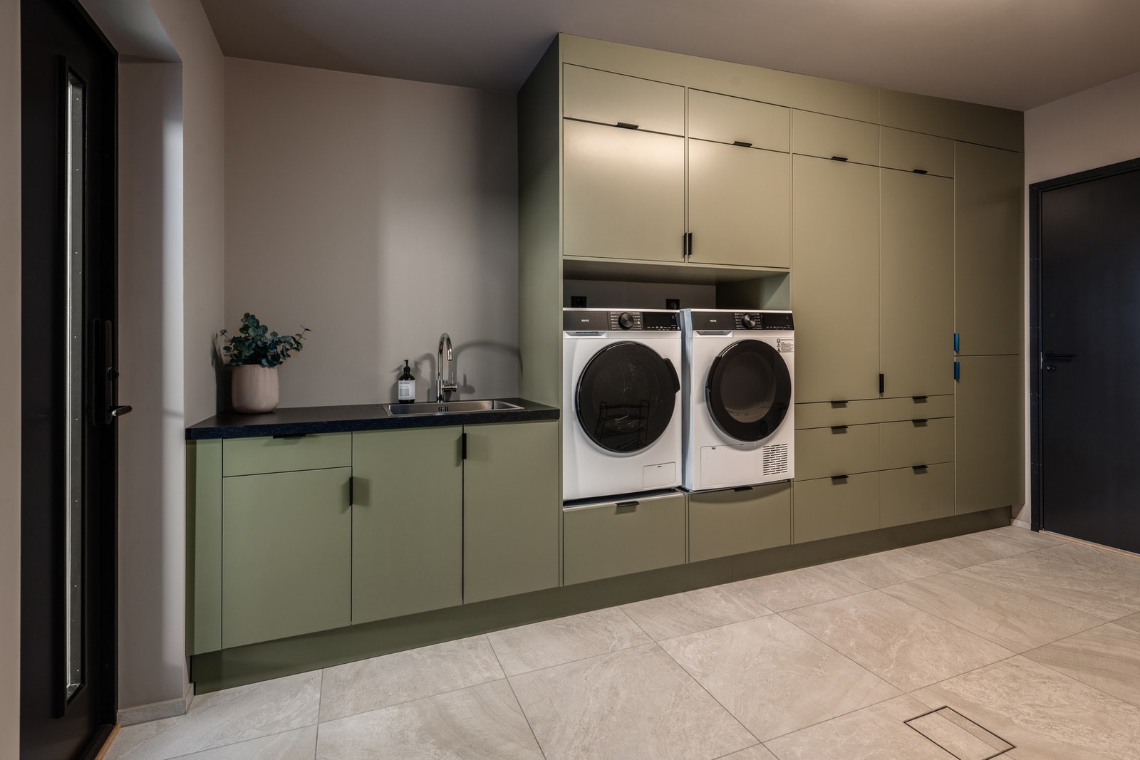 Hva er vel bedre enn et stort og praktisk vaskerom, med masse skapplass? Galleribilde