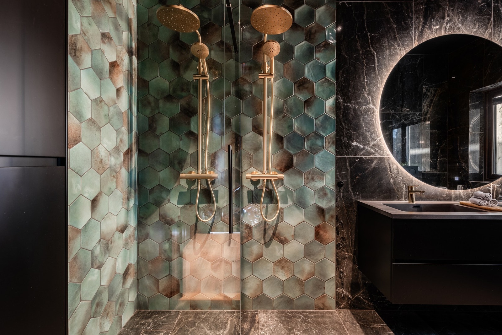 Dobbel-dusj med lekre fliser Galleribilde