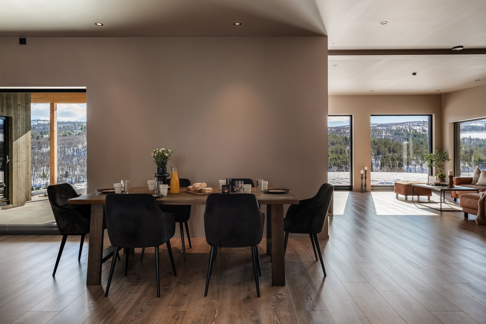 Den lune atmosfæren følger gjennom boligen Galleribilde