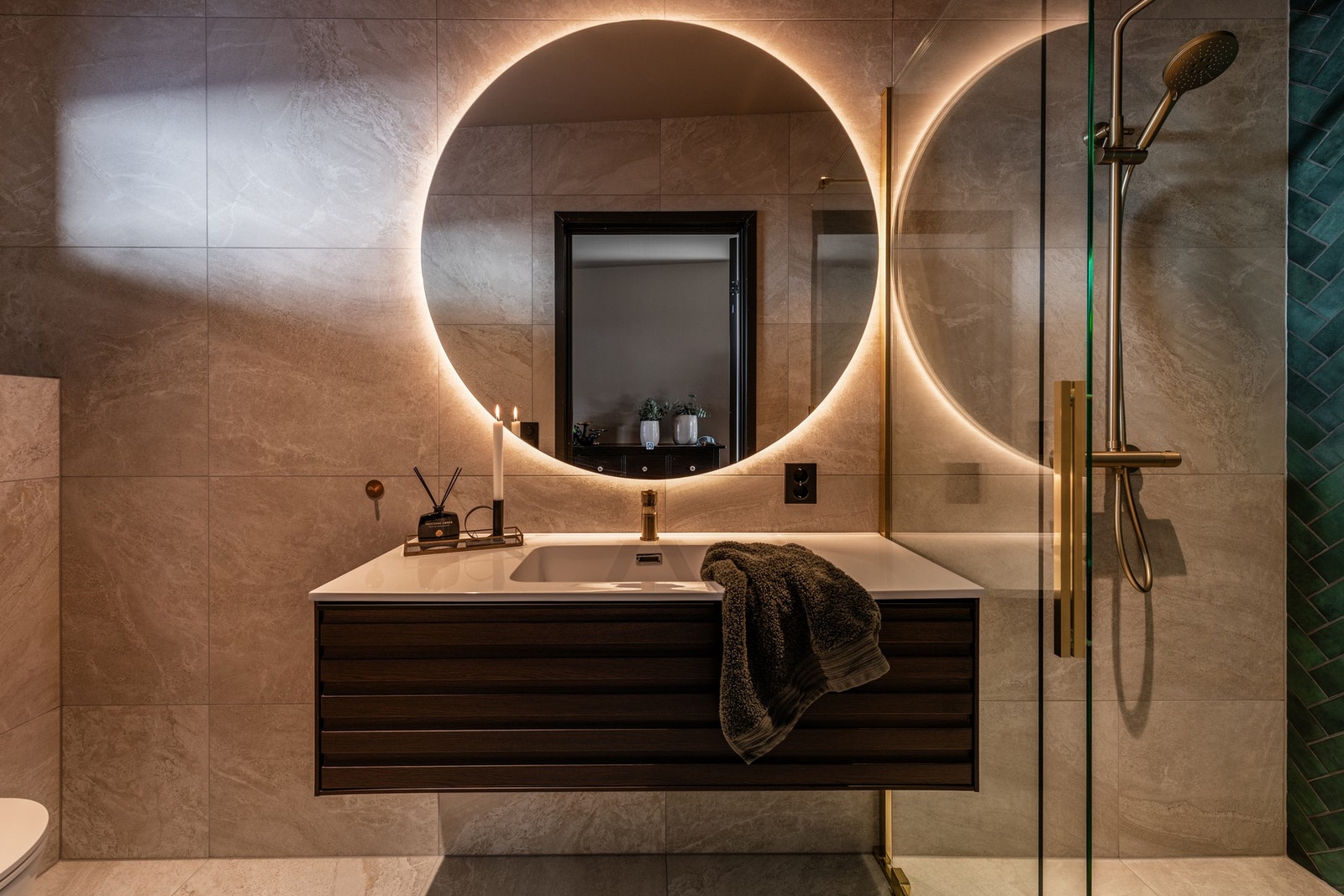 Boligens andre bad bærer et annet utrykk, men beholder den gode følelsen av velvære Galleribilde