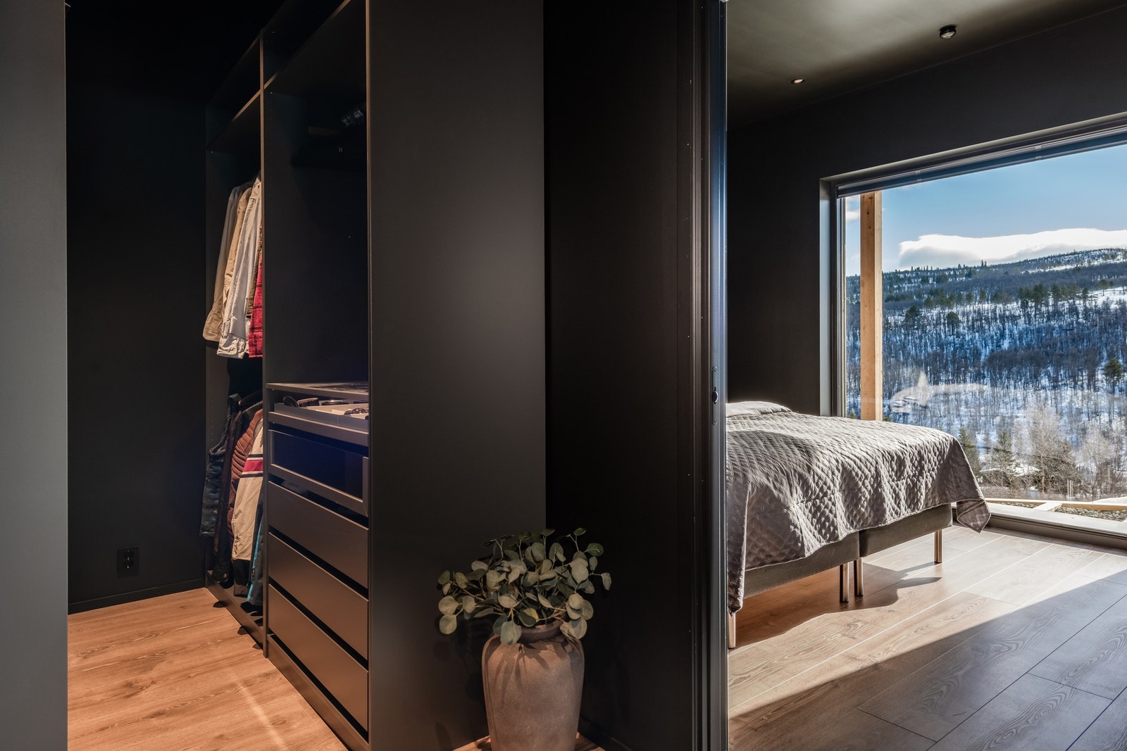 Praktisk walk-in på vei inn til soverommet Galleribilde