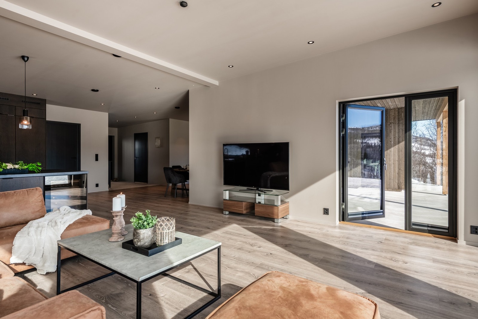 Fra stuen har man utgang til overbygget terrasse Galleribilde