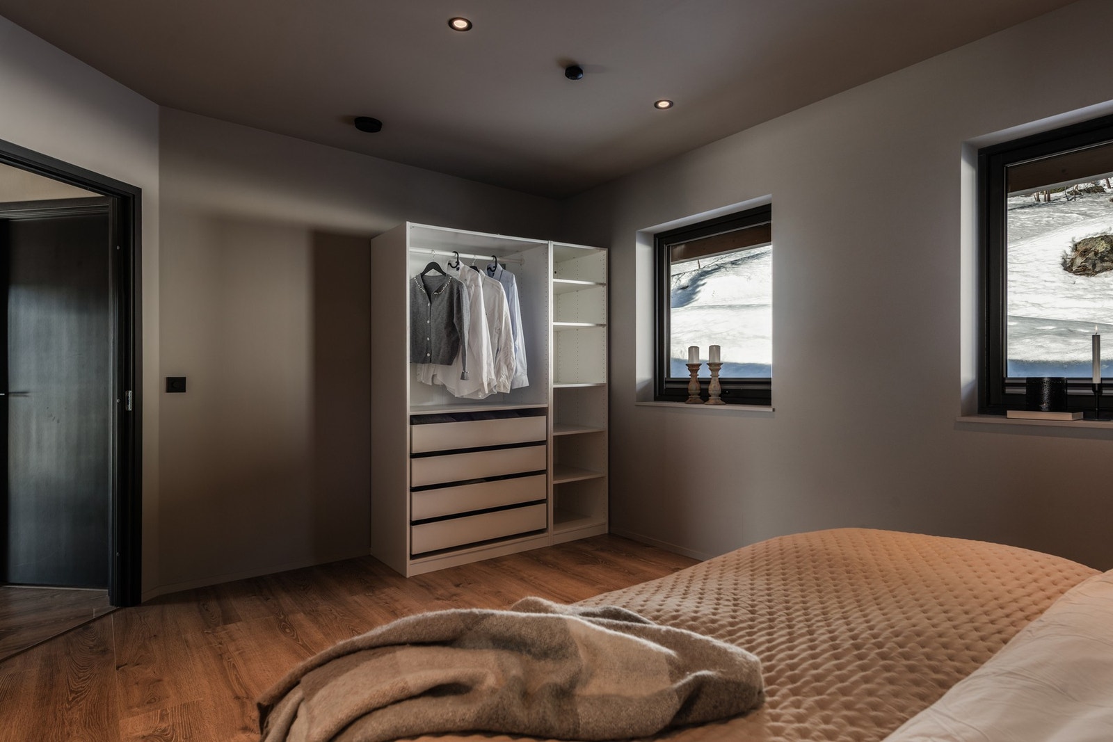 Soverommet har også plass til garderobeskap Galleribilde