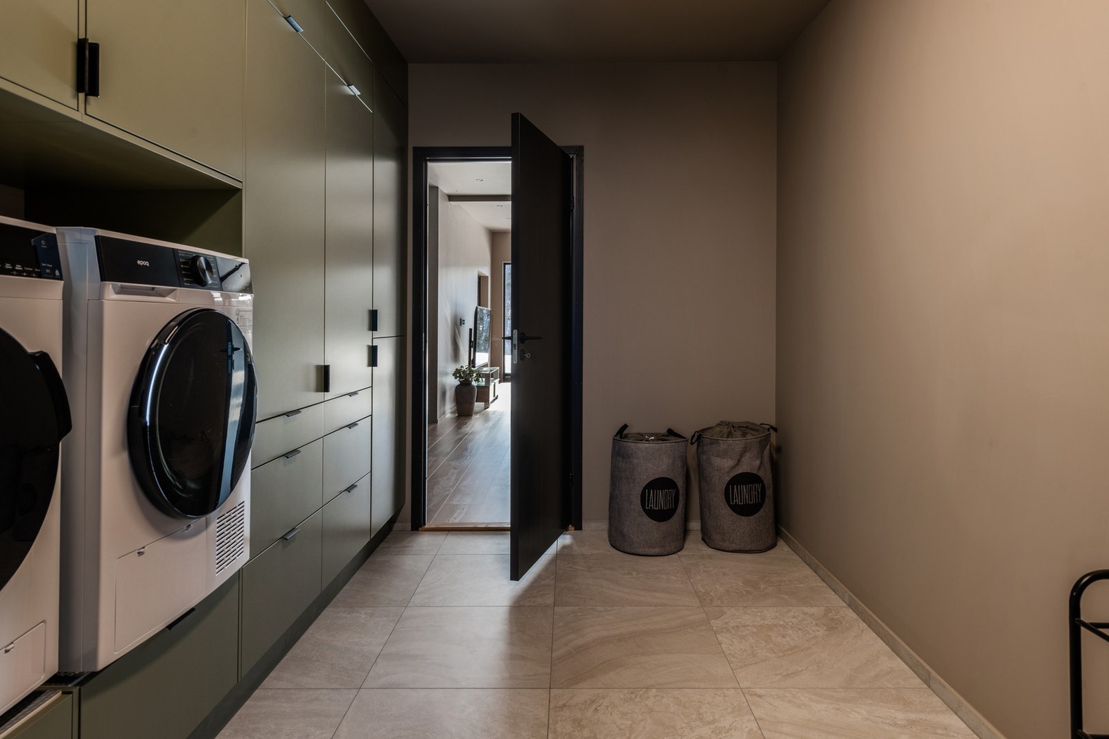 Vaskerommet har flislagt gulv og god plass Galleribilde