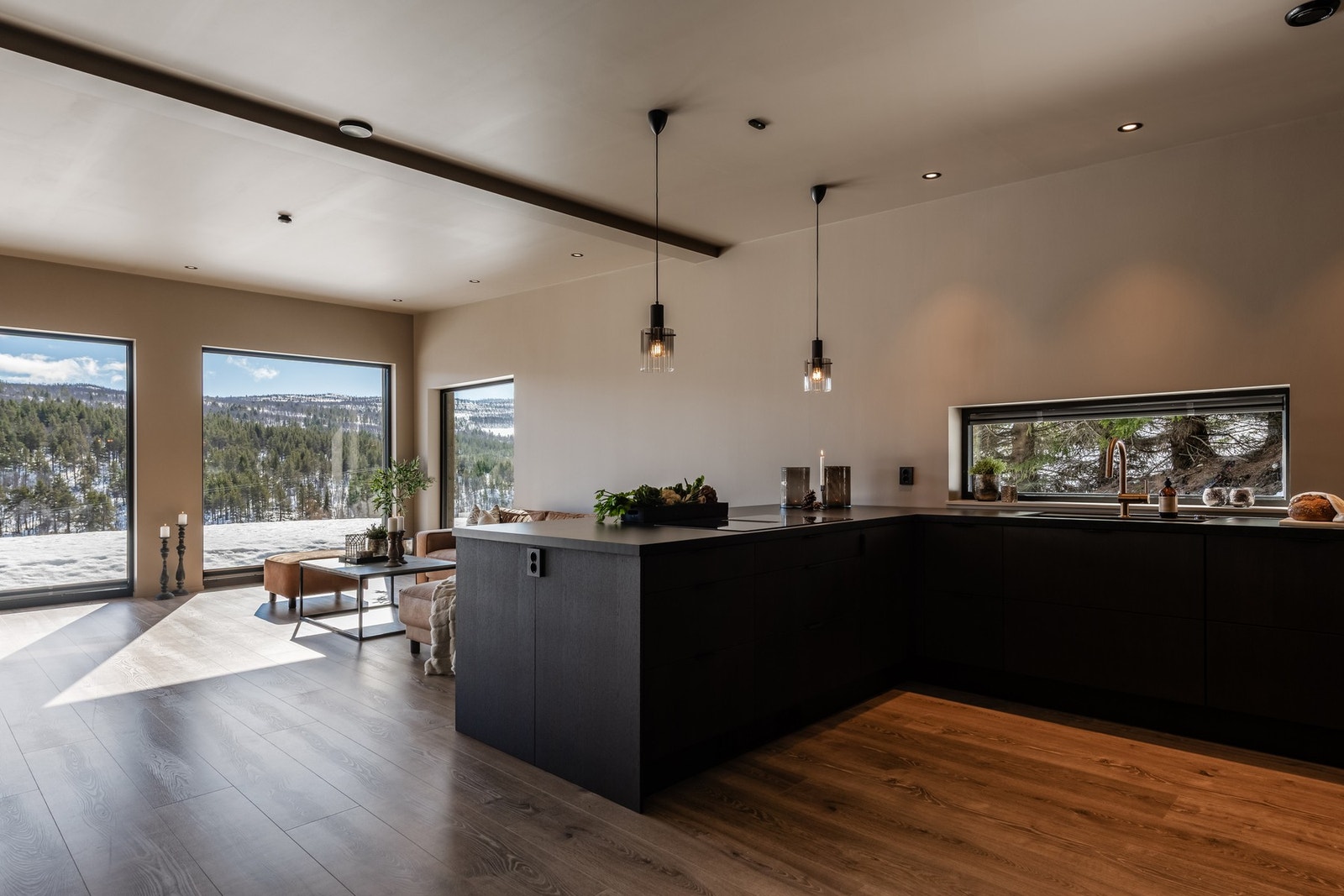 Den åpne løsningen gjør at lyser når helt inn til kjøkkenet Galleribilde