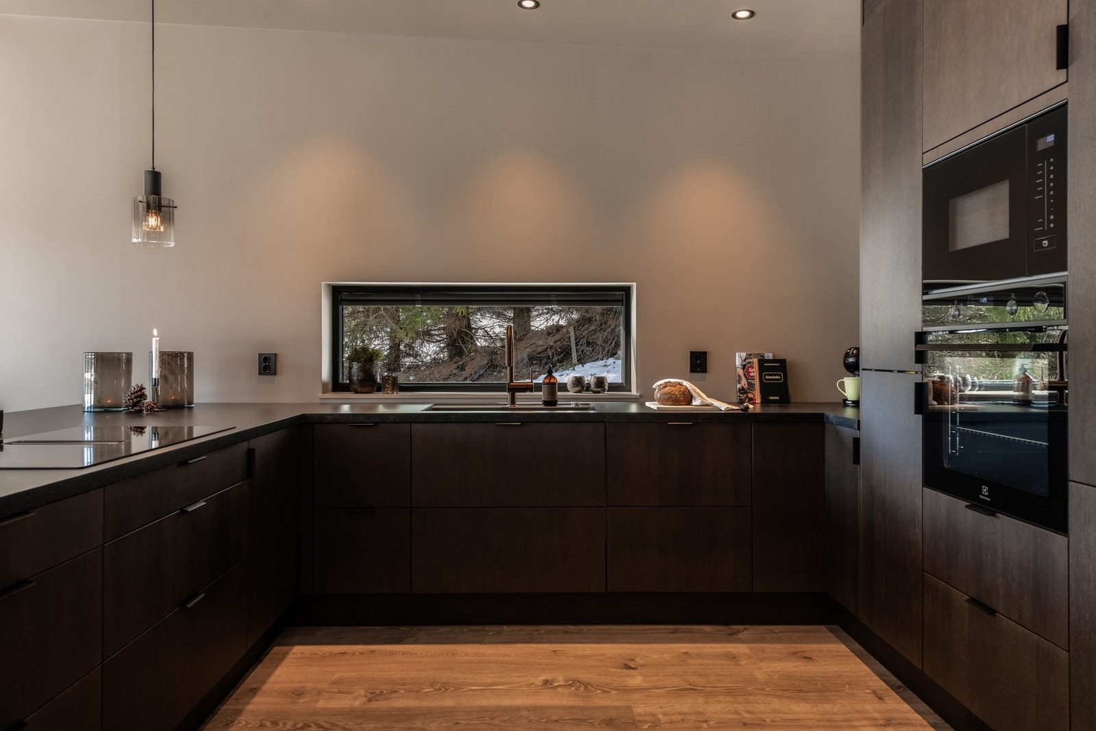 Kjøkkenet har integrerte hvitevarer med oppvaskmaskin, koketopp, stekeovn, micro, kjøleskap og fryseskap Galleribilde