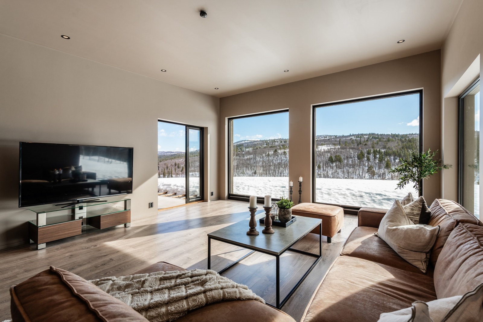 Lys og åpen stue med flott utsikt Galleribilde