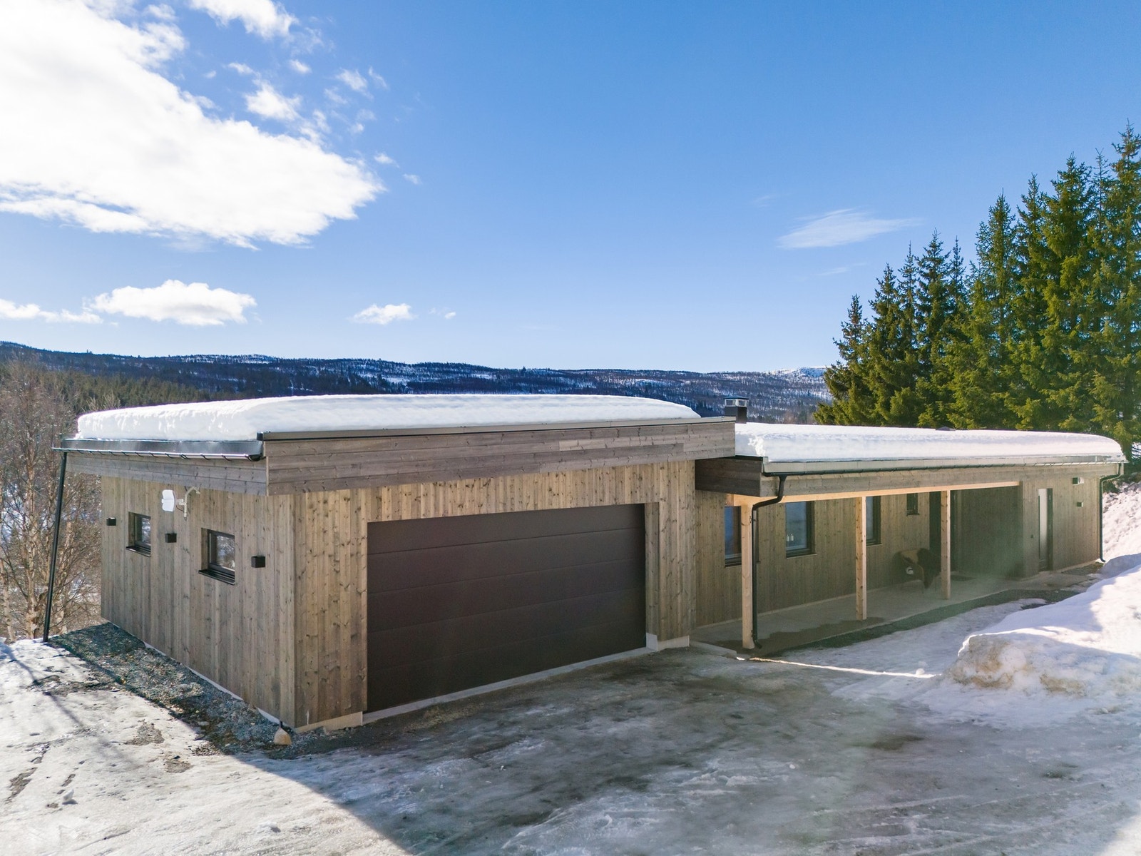 Boligen er fra 2025 og har dobbel garasje Galleribilde