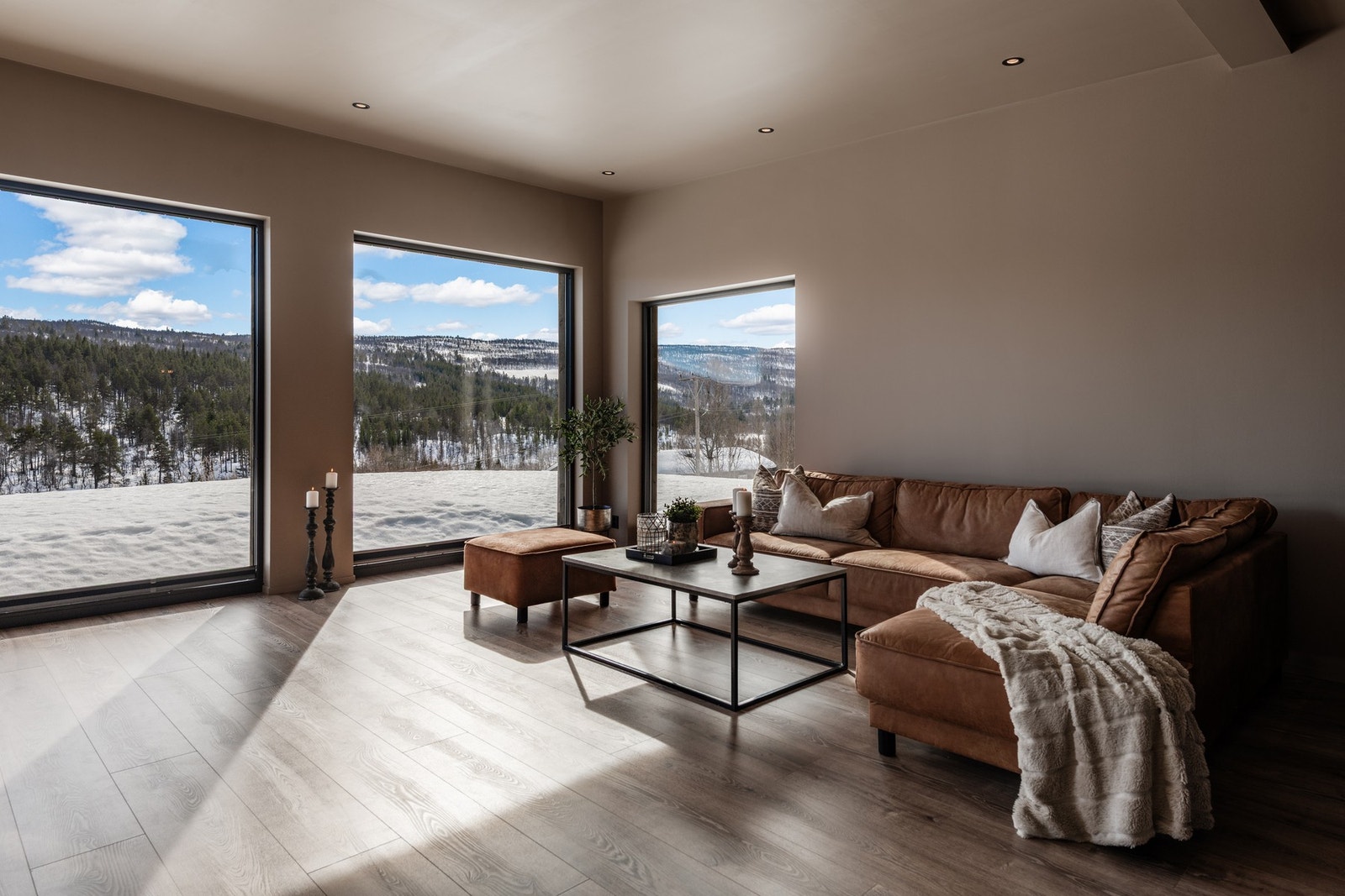 Boligen har et moderne og stilrent uttrykk Galleribilde