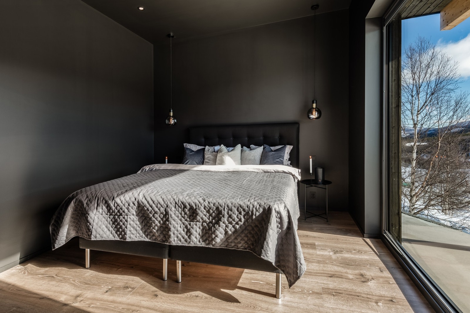 Drøm søtt i myke dyner omringet av frisk fjelluft Galleribilde