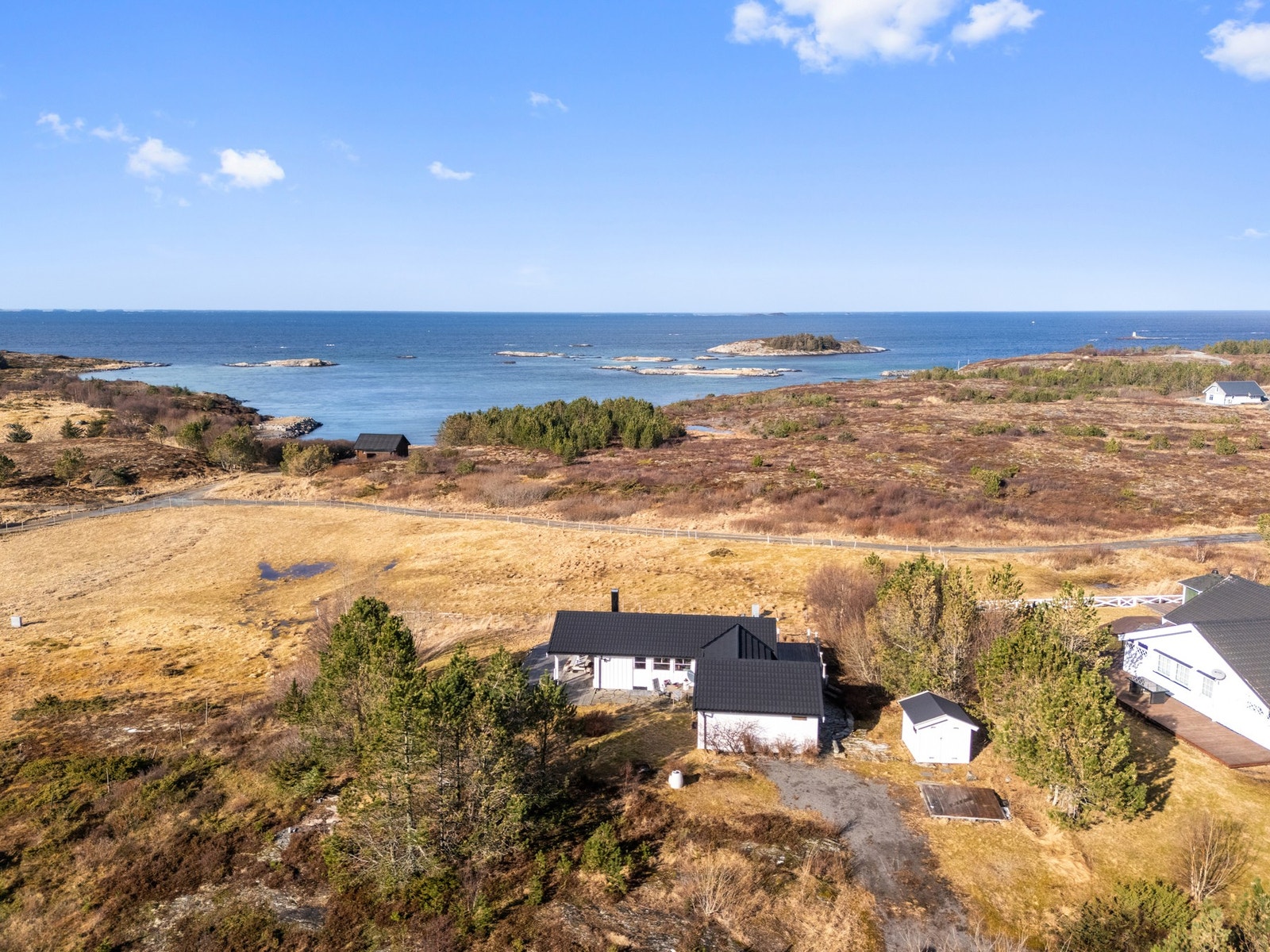 Flott beliggenhet ytterst på feltet. Med fantastisk fin utsikt utover havet. Galleribilde