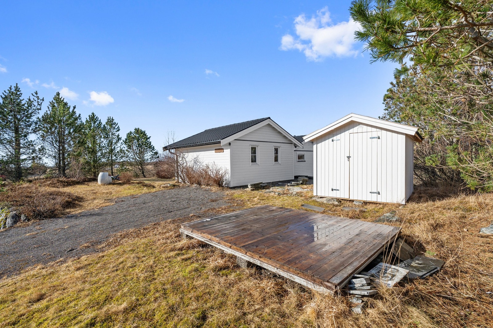 Gårdplass hvor det også står et uthus. Alltid kjekt med ekstra lagringsplass. Galleribilde
