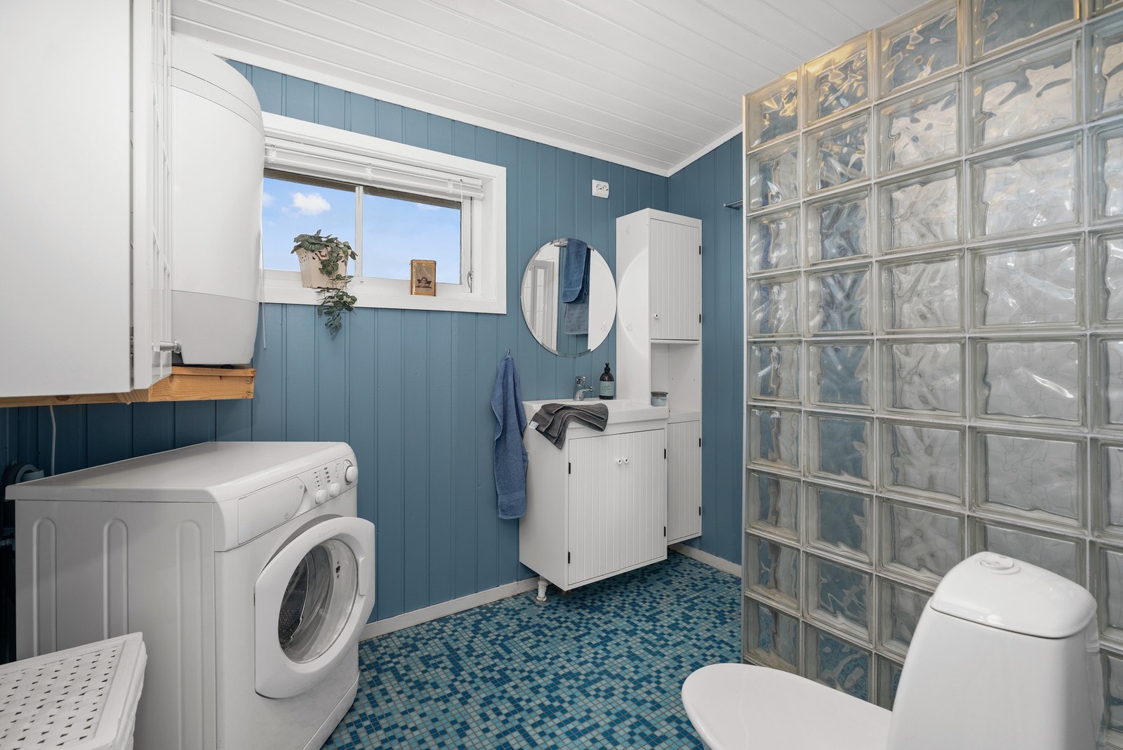 Bad/wc/vaskerom. Meget praktisk med vaskemaskin på hytta. Galleribilde