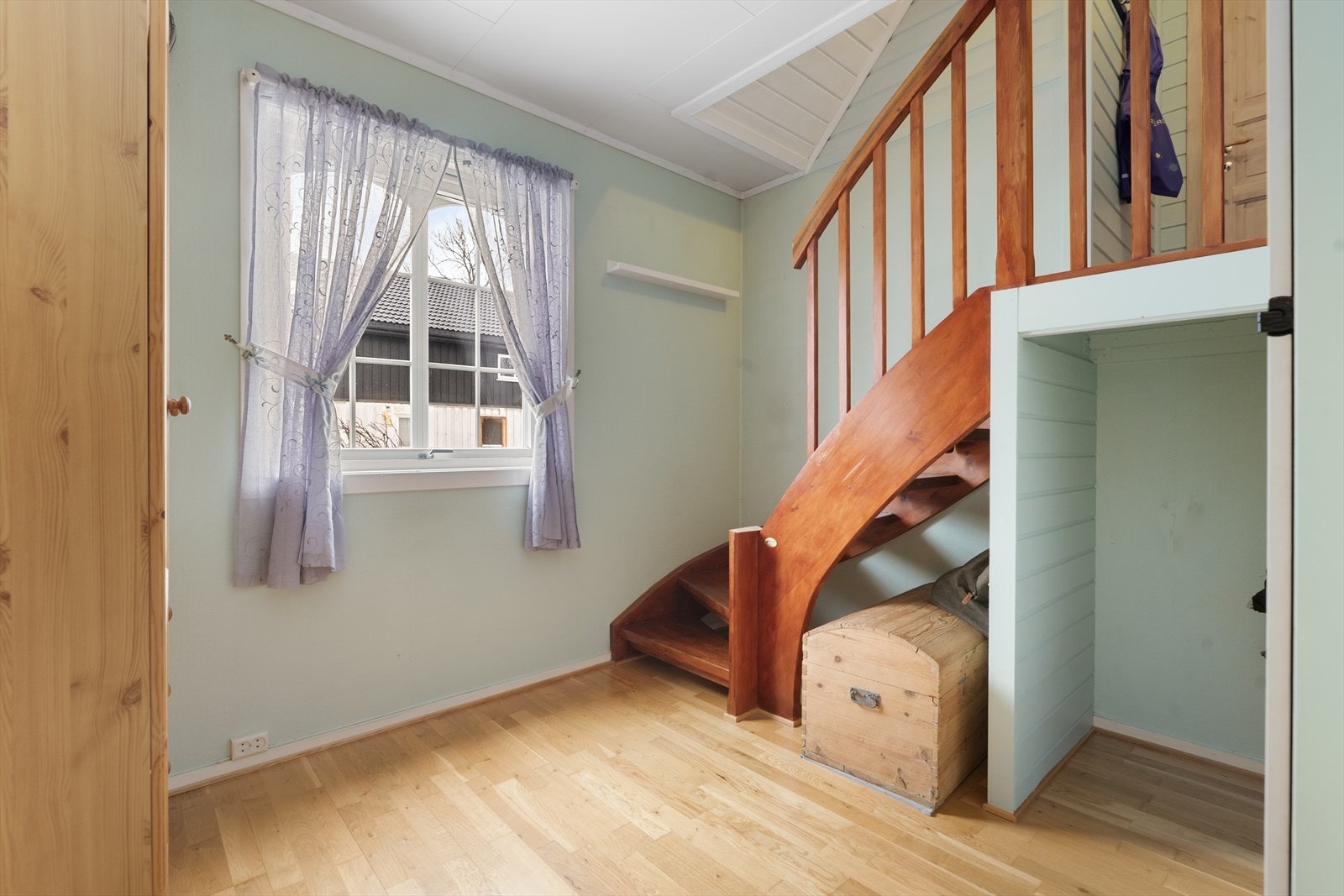 Trapperom med trapp opp til tilbygg med gang og soverom. Galleribilde